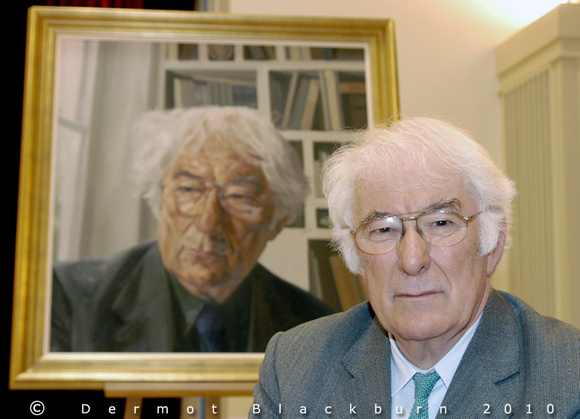 Seamus Heaney with Tai Shan Schierenberg's portrait
